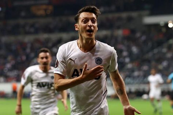 Mesut Ozil chính thức treo giày