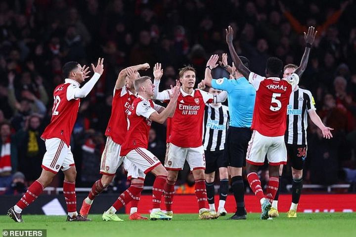 Choáng váng với án phí 'khủng' của Arsenal, MU và các CLB Anh vì... trọng tài