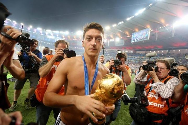 Mesut Ozil bất ngờ từ giã sự nghiệp sân cỏ