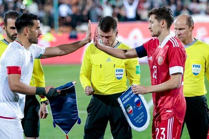 Clip 'hậu trường' tuyển Nga đá giao hữu với tuyển Iran... 'thời cấm vận'