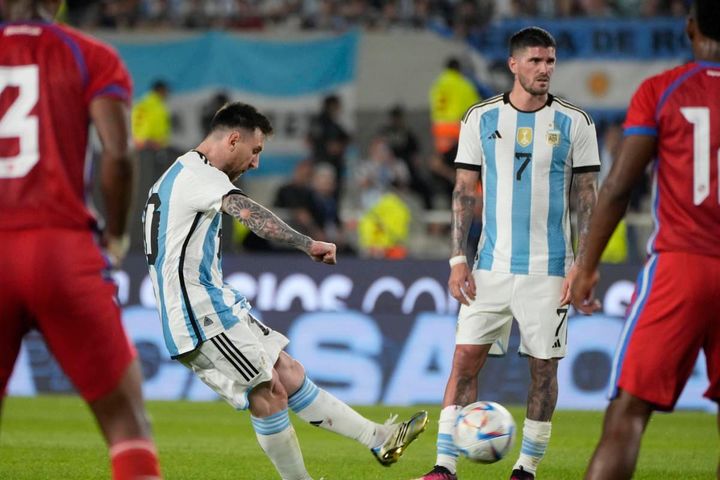 Messi nói gì sau khi ghi bàn thắng thứ 800?