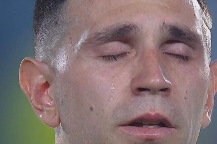 Emiliano Martinez bật khóc trong trận giao hữu