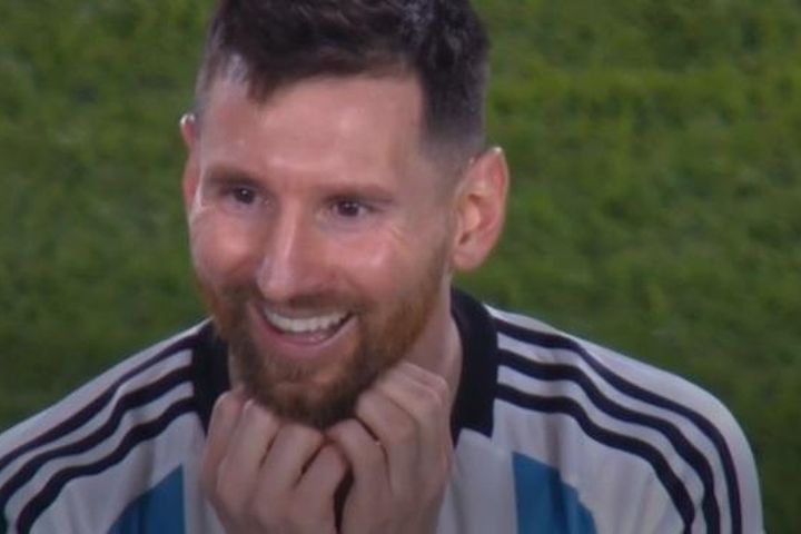 Messi làm HLV tuyển Argentina bật khóc