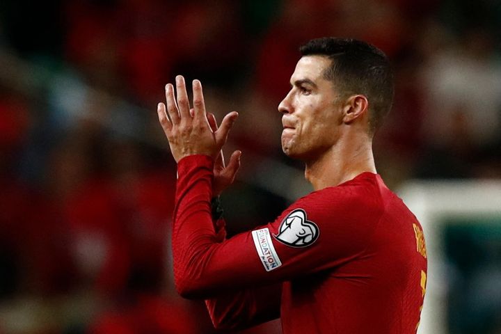 Ronaldo sút lên trời ở tư thế trống trải