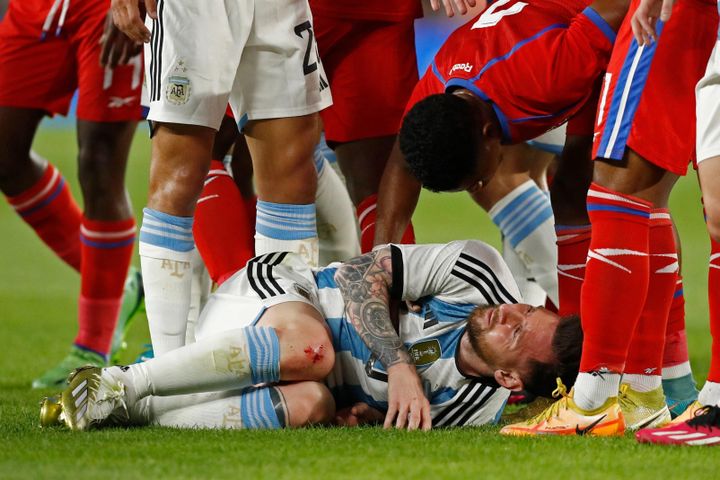 Messi bị cầu thủ Panama vào bóng ác ý
