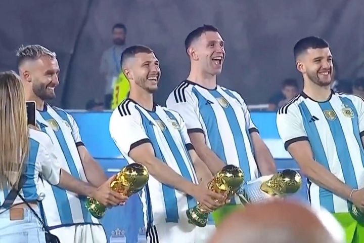 Cầu thủ Argentina bắt chước màn ăn mừng tranh cãi của Martinez