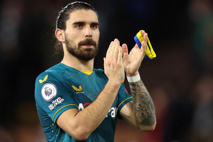 Barca nguy cơ mất tiền vệ tài năng