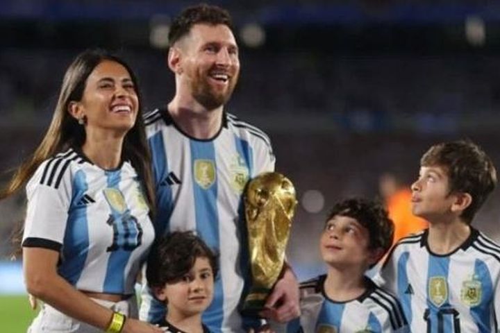 Messi và đồng đội tuyển Argentina rước bản sao Cup vàng World Cup cùng người thân
