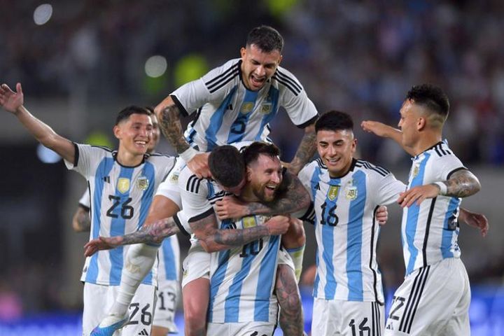 Ronaldo gọi, Messi trả lời: Lập siêu phẩm đá phạt, đạt kỳ tích 800 bàn