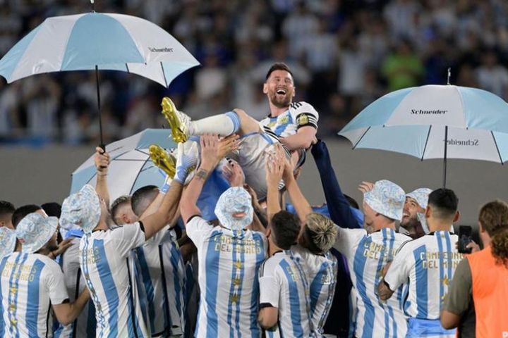 Messi nhận yêu cầu đặc biệt từ CĐV Argentina, bị đối thủ 'săn' đến cùng