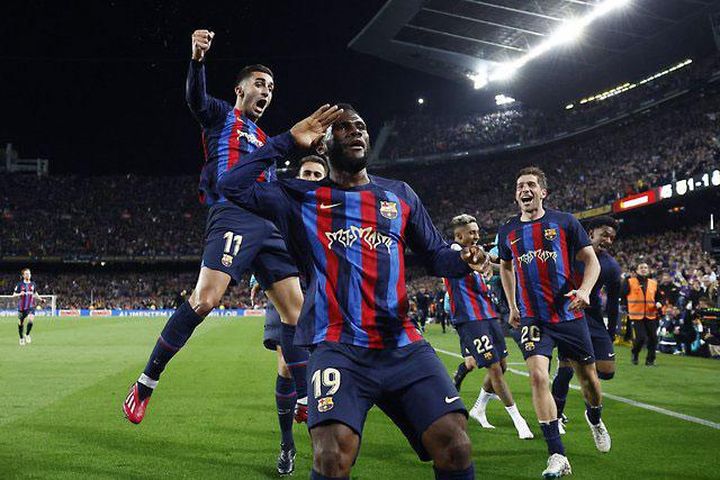 Barcelona bị tấn công tứ phía