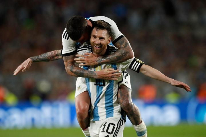 Aguero: 'Có 50% khả năng Messi trở lại Barca'