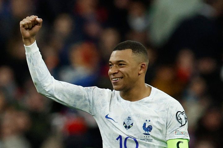 Mbappe vào top 5 tiền đạo hay nhất lịch sử bóng đá Pháp