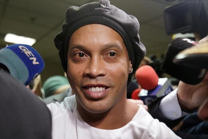 Thu nhập ít ỏi của Ronaldinho khi dự giải do Pique tổ chức
