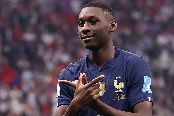 MU dẫn đầu ký Kolo Muani, Chelsea lấy Ivan Toney
