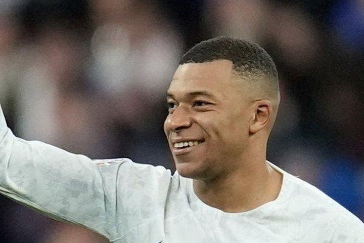 Mbappe vượt mặt Benzema trong trận đầu đeo băng đội trưởng