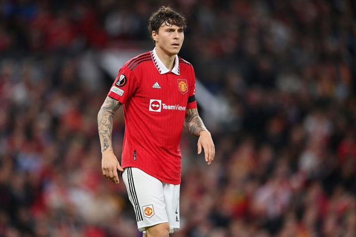 Atletico Madrid cùng Inter Milan hỏi mua trung vệ MU