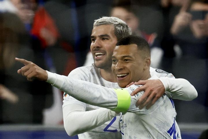 Mbappe tỏa sáng trong lần đầu mang băng đội trưởng tuyển Pháp