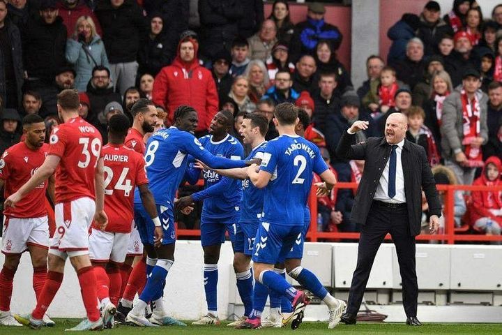 Ngoại hạng Anh tố Everton vi phạm qui tắc tài chính