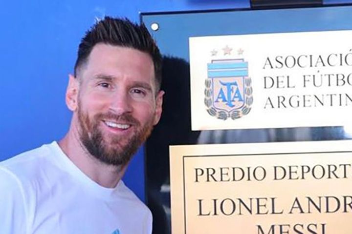 Messi bị 'thổi bay' bởi màn tri ân của Argentina