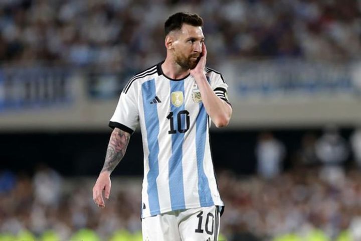 Messi gặp rắc rối lớn ở PSG vì một bài hát