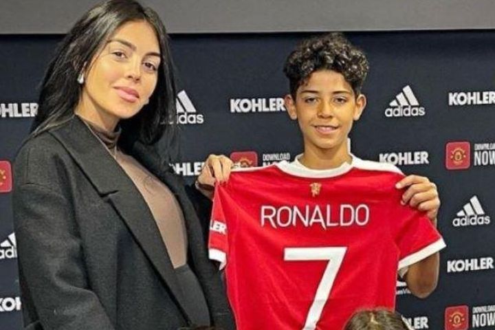 Bạn gái Ronaldo: 'Con tôi bị đánh ở trường'