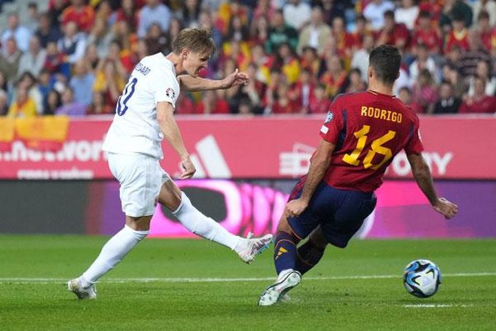 Rodri triệt hạ Odegaard, fan Arsenal nổi cơn lôi đình