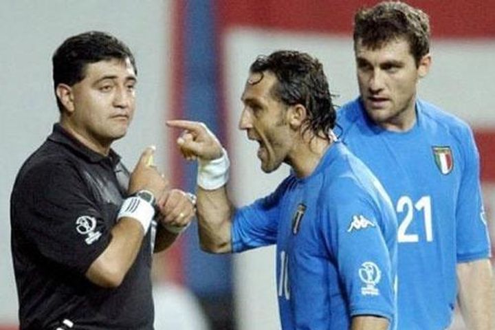 Cựu trọng tài tai tiếng World Cup 2002 bị đánh ở giải phong trào