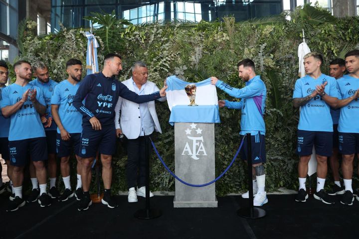 Argentina tri ân Messi lạ lùng chưa từng có