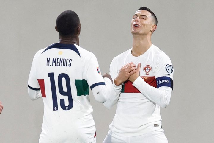 Ronaldo tỏa sáng trong trận thắng 6-0 của Bồ Đào Nha