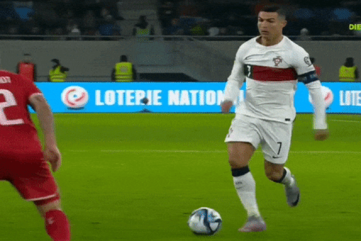 Ronaldo bị chế nhạo bởi pha ăn vạ trước Luxembourg