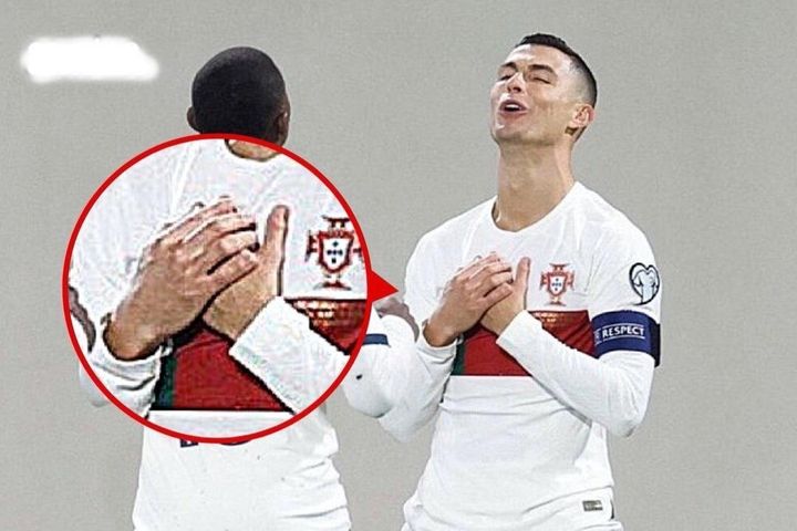 Ronaldo 'khoe' kiểu ăn mừng mới