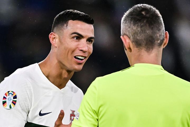 Pha ăn vạ khiến Ronaldo nhận thẻ vàng
