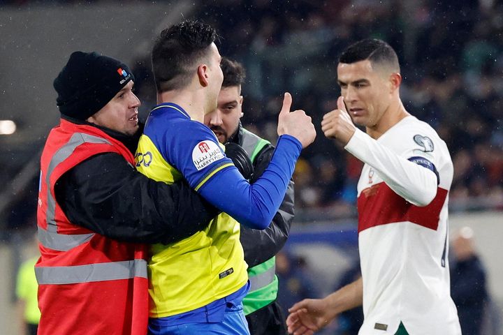 Fan cuồng bị đưa khỏi sân khi cố tiếp cận Ronaldo