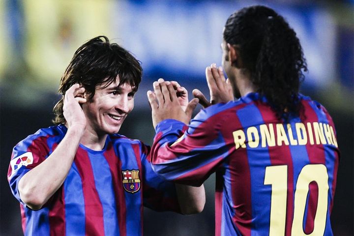 Ronaldinho từng chải tóc cho Messi