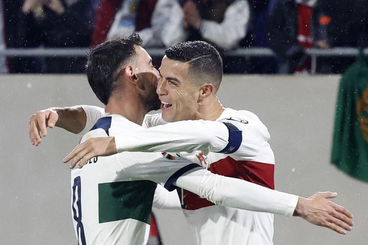 Ronaldo lập cú đúp, Bồ Đào Nha thắng kiểu tennis