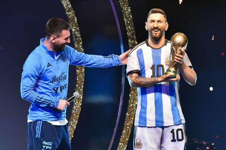 Messi đứng cạnh Pele, Maradona tại bảo tàng Commebol