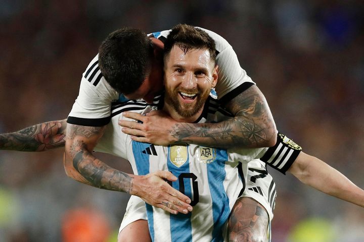 Cầu thủ Curacao năn nỉ Messi mang 23 áo đấu