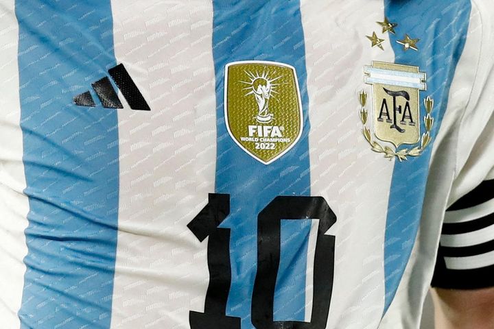 Khung cảnh hỗn loạn bên ngoài nơi trú quân tuyển Argentina