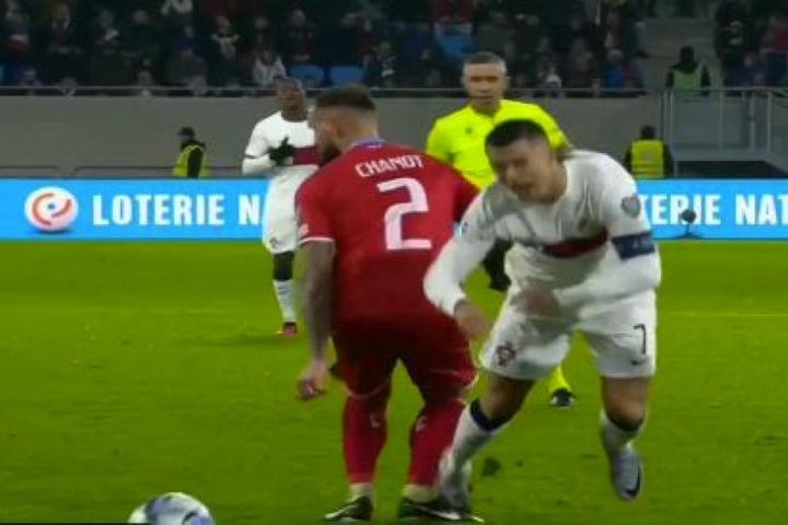 Ronaldo bị chỉ trích vì ăn vạ kiếm phạt đền