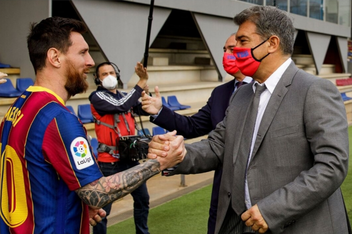 Chủ tịch Barcelona 'úp mở' việc đưa Messi trở lại