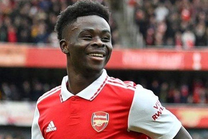 Saka sắp nhận lương cao thứ 3 lịch sử Arsenal