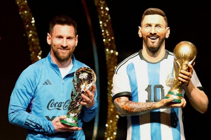 Lionel Messi được LĐBĐ Nam Mỹ dựng tượng