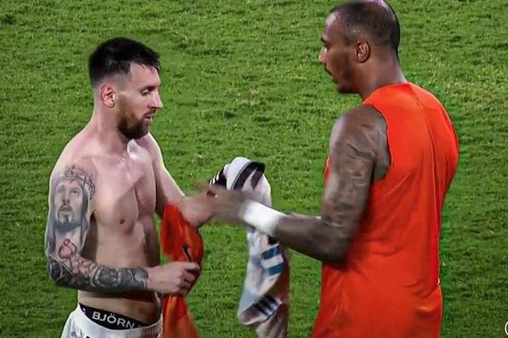 Hành động đẹp của Messi sau khi lập hat-trick