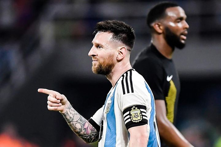 Cú đệm bóng thảm họa khiến Messi hụt kiến tạo