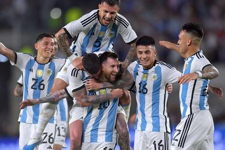 Argentina đè bẹp Curacao 7-0, Messi lập hat-trick vượt mốc 100 bàn