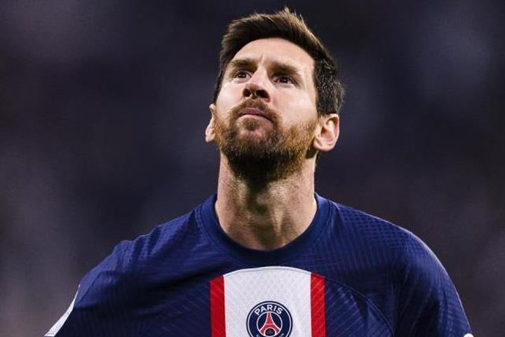 Messi 'đứng giữa 3 dòng nước'