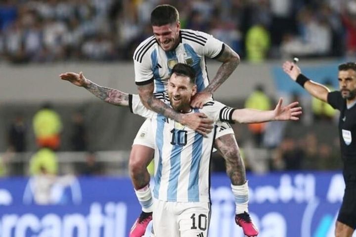 Ghi hat-trick thứ 57, Messi vượt mốc 100 bàn thắng cho tuyển Argentina