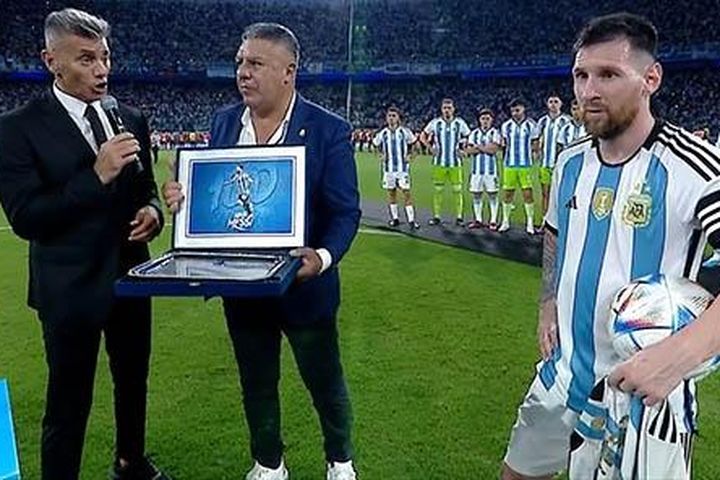 Lập hat-trick, Messi sánh vai với Ronaldo và Daei