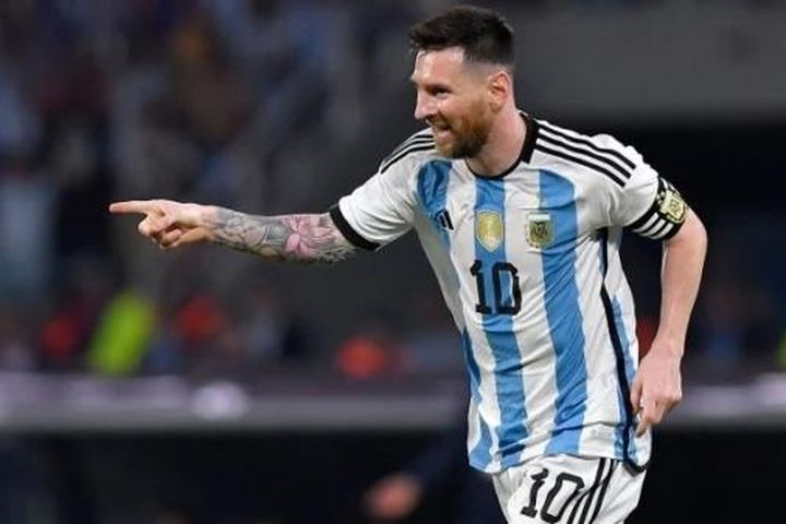 Lionel Messi vượt cột mốc 100 bàn cho Argentina